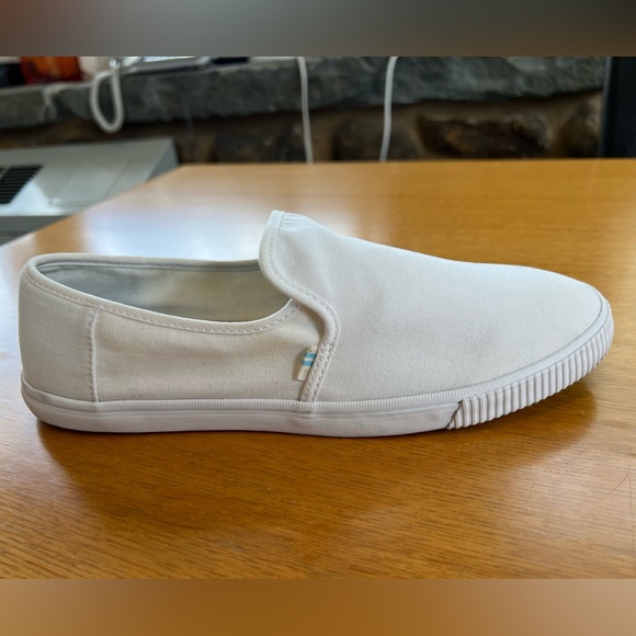 Toms White Canvas Slip Ons. Size-10. Comes with Dust bag.  Worn 2 or 3 times. - Picture 7 of 15